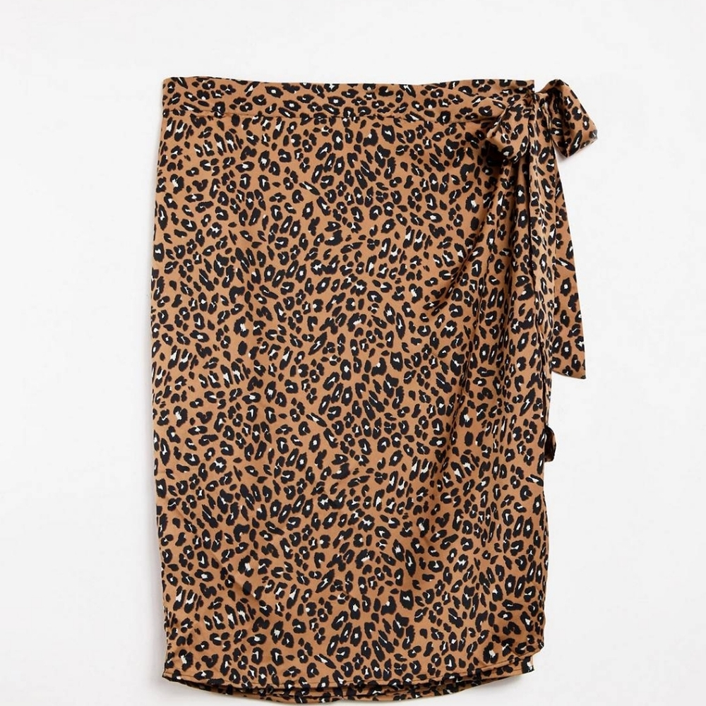 Worn once leopard midi skirt